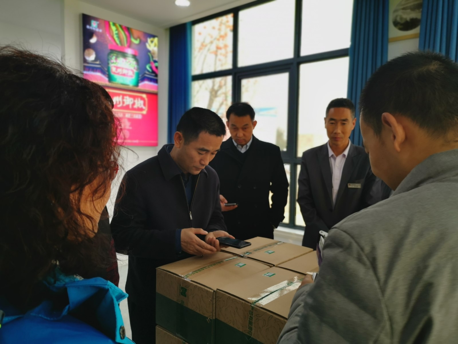 楊局長掃溯源標簽碼.jpg